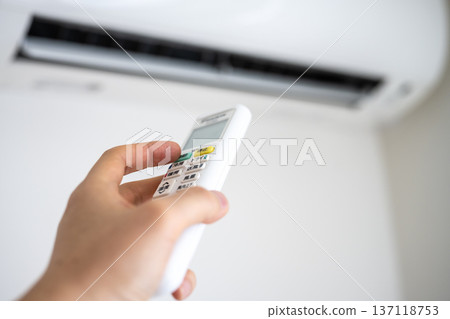 手操作空調的遙控器 137118753
