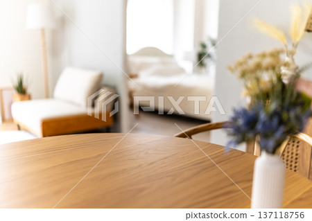 明亮房間裡的木桌 137118756