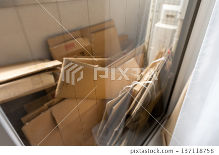 Cardboard boxes piled up on the balcony 137118758