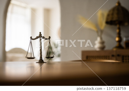 桌子上放著秤 137118759