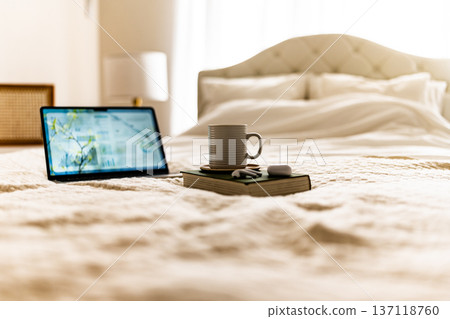 在床上工作 137118760