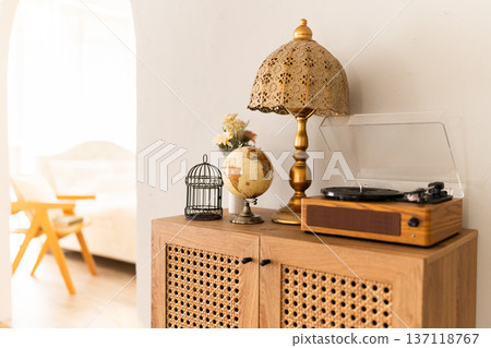 一個擺滿了復古物品的房間 137118767