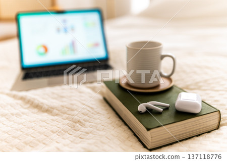 在床上用筆記型電腦工作 137118776