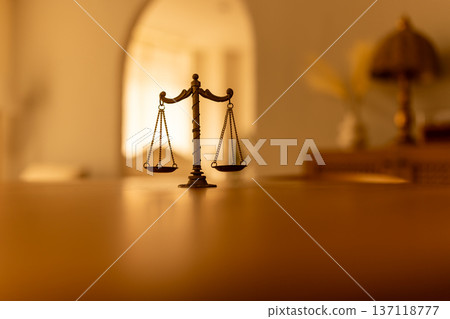 擺在桌上的正義天平 137118777