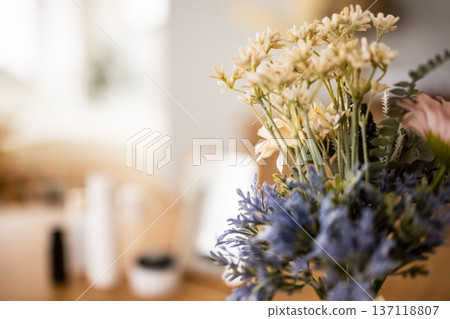 用花束裝飾房間 用花束裝飾房間 137118807