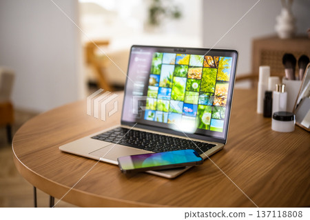 桌上的電腦和智慧型手機 桌上的電腦和智慧型手機 137118808