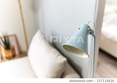 床邊放著一盞淺藍色的檯燈。 137118816