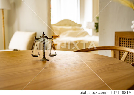 桌子上放著一個小型秤。 137118819