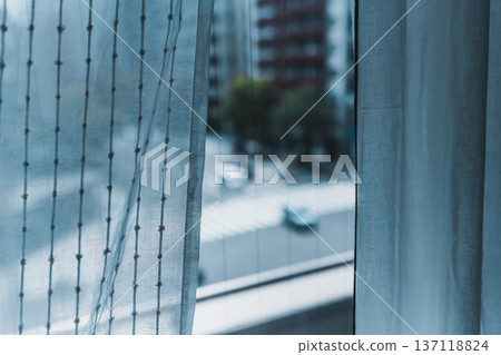 窗戶上的蕾絲窗簾與城市景觀 窗戶上的蕾絲窗簾與城市景觀 137118824