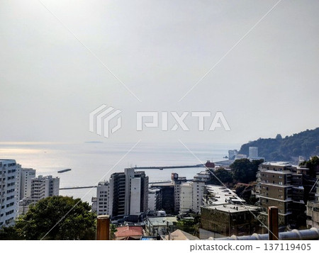 從熱海高處俯瞰溫泉小鎮和大海 從熱海高處俯瞰溫泉小鎮和大海 137119405