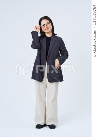 戴眼鏡的年輕女商人 137119764