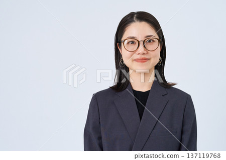戴眼鏡的年輕女商人 戴眼鏡的年輕女商人 137119768