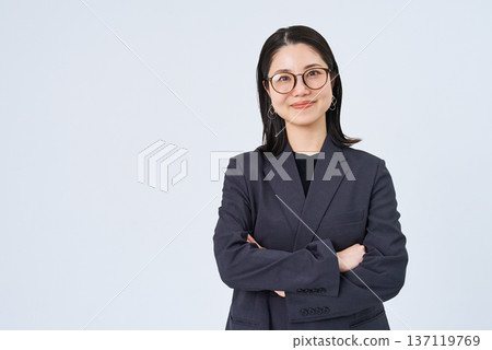 戴眼鏡的年輕女商人 137119769