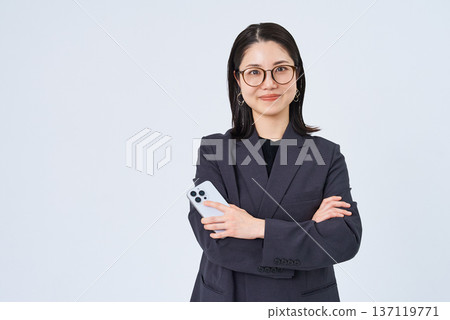 戴眼鏡的年輕女商人 戴眼鏡的年輕女商人 137119771