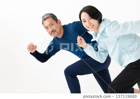 Running men and women Running men and women 137119880