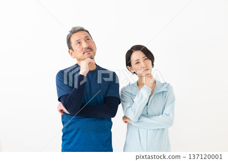 Men and women worried about diet and muscle training Men and women worried about diet and muscle training 137120001
