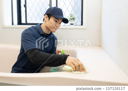 清潔員正在打掃浴室 清潔員正在打掃浴室 137120117