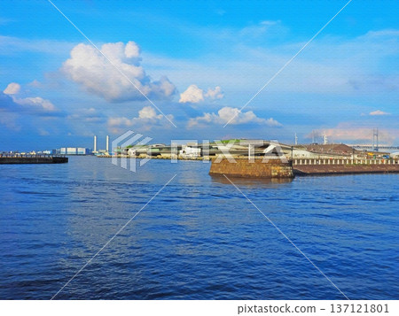 橫濱港和港未來地區的開闊海濱景色。附圖。 137121801
