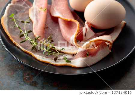Pork bacon with thyme and eggs. 137124015