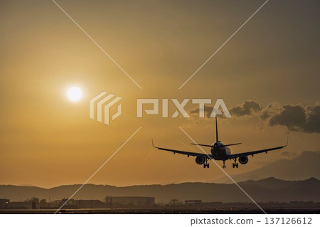 仙台機場黃昏、日落時分以及飛機降落的景象，位於宮城縣名取市 137126612