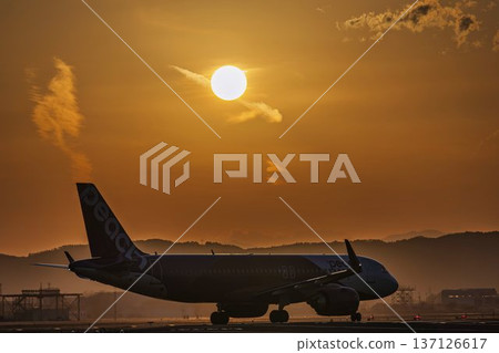 黃昏時的仙台機場：夕陽西下，飛機滑行，宮城縣名取市 137126617