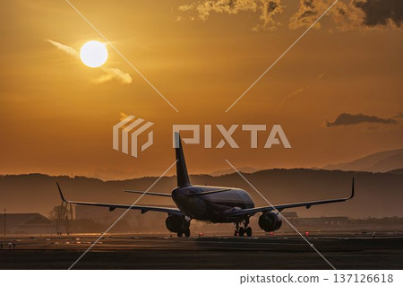 黃昏時的仙台機場:夕陽西下,飛機起飛,宮城縣名取市 黃昏時的仙台機場:夕陽西下,飛機起飛,宮城縣名取市 137126618
