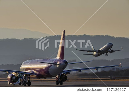 黃昏時分的仙台機場,飛機起飛,宮城縣名取市 黃昏時分的仙台機場,飛機起飛,宮城縣名取市 137126627