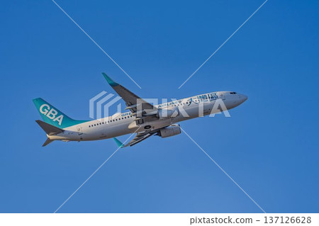 黃昏時分的仙台機場,飛機起飛,宮城縣名取市 黃昏時分的仙台機場,飛機起飛,宮城縣名取市 137126628