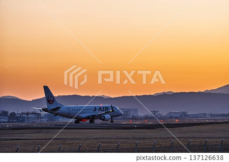 黃昏時分的仙台機場，飛機滑行，宮城縣名取市 137126638