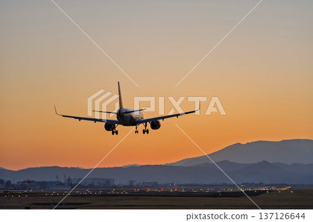 黃昏時分的仙台機場,飛機降落,宮城縣名取市 黃昏時分的仙台機場,飛機降落,宮城縣名取市 137126644