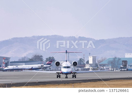 黃昏時分的仙台機場，飛機滑行，前方，宮城縣取市 137126661