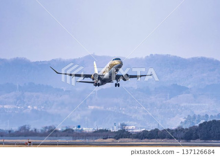 冬日仙台機場，藍天白雲，飛機起飛，宮城縣名取市 137126684