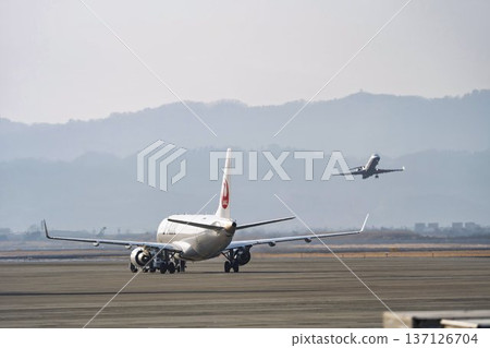 冬日仙台機場：飛機起飛和即將起飛，宮城縣名取市 137126704