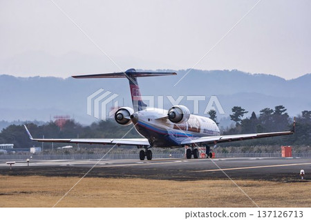 黃昏時分的仙台機場,一架飛機即將起飛,宮城縣名取市 黃昏時分的仙台機場,一架飛機即將起飛,宮城縣名取市 137126713