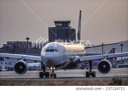 黃昏時分的仙台機場,飛機滑行,宮城縣名取市 黃昏時分的仙台機場,飛機滑行,宮城縣名取市 137126721