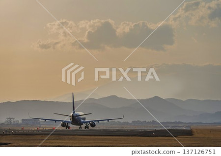 黃昏時的仙台機場:夕陽西下,飛機起飛,宮城縣名取市 黃昏時的仙台機場:夕陽西下,飛機起飛,宮城縣名取市 137126751
