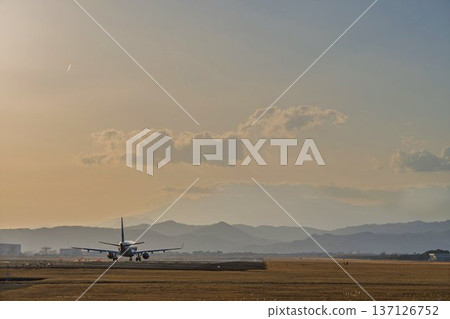 黃昏時的仙台機場：夕陽西下，飛機起飛，宮城縣名取市 137126752