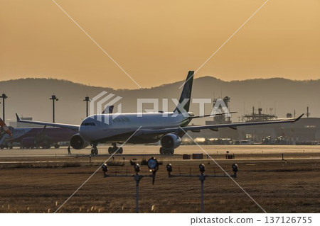 黃昏時的仙台機場：夕陽西下，飛機滑行，宮城縣名取市 137126755