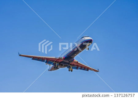 黃昏時分的仙台機場,飛機降落,宮城縣名取市 黃昏時分的仙台機場,飛機降落,宮城縣名取市 137126757
