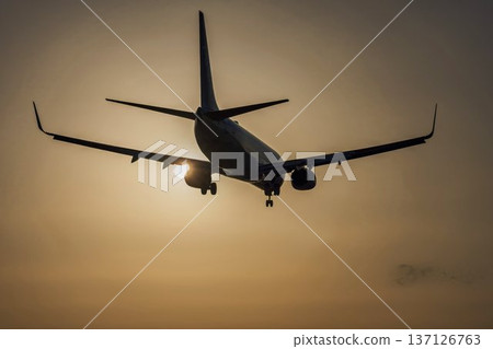 仙台機場黃昏、日落時分以及飛機降落的景象，位於宮城縣名取市 137126763