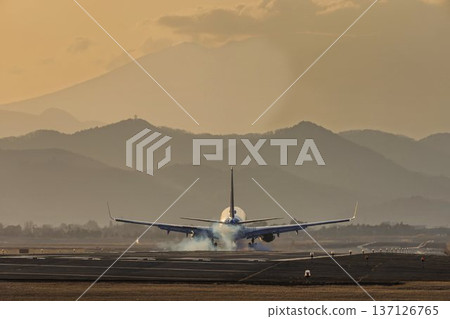 仙台機場黃昏、日落時分以及飛機降落的景象，位於宮城縣名取市 137126765