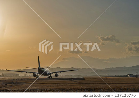 黃昏時的仙台機場：夕陽西下，飛機起飛，宮城縣名取市 137126770