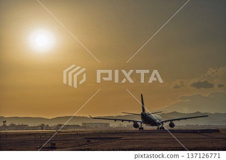 黃昏時的仙台機場:夕陽西下,飛機起飛,宮城縣名取市 黃昏時的仙台機場:夕陽西下,飛機起飛,宮城縣名取市 137126771