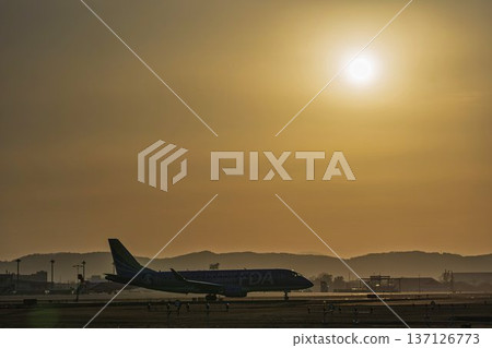 黃昏時的仙台機場：夕陽西下，飛機滑行，宮城縣名取市 137126773