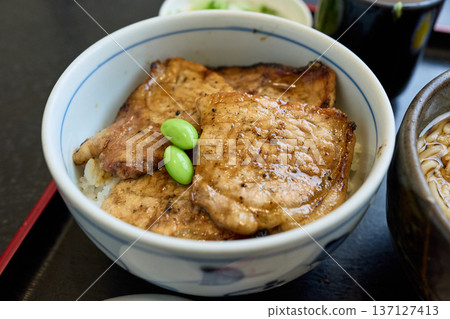 碗豬肉 137127413