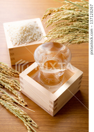 盒子裡有米和酒 盒子裡有米和酒 137128267