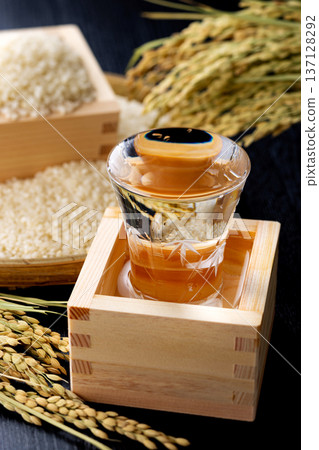 盒子裡有米和酒 137128292