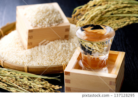 Rice and sake in a wooden box 137128295