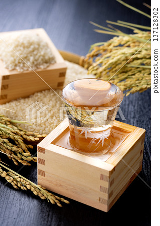 盒子裡有米和酒 137128302