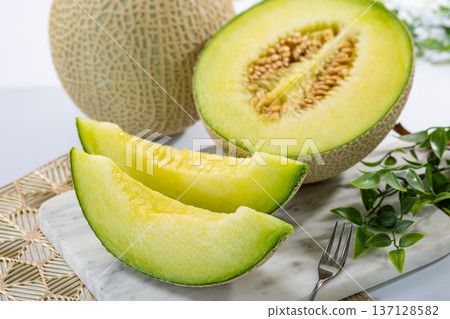 Cut melon 137128582